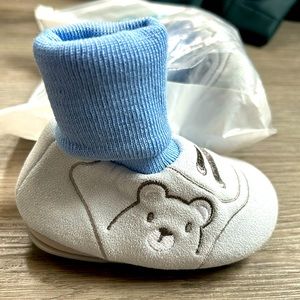 New. Never worn. Toddler walking slipper